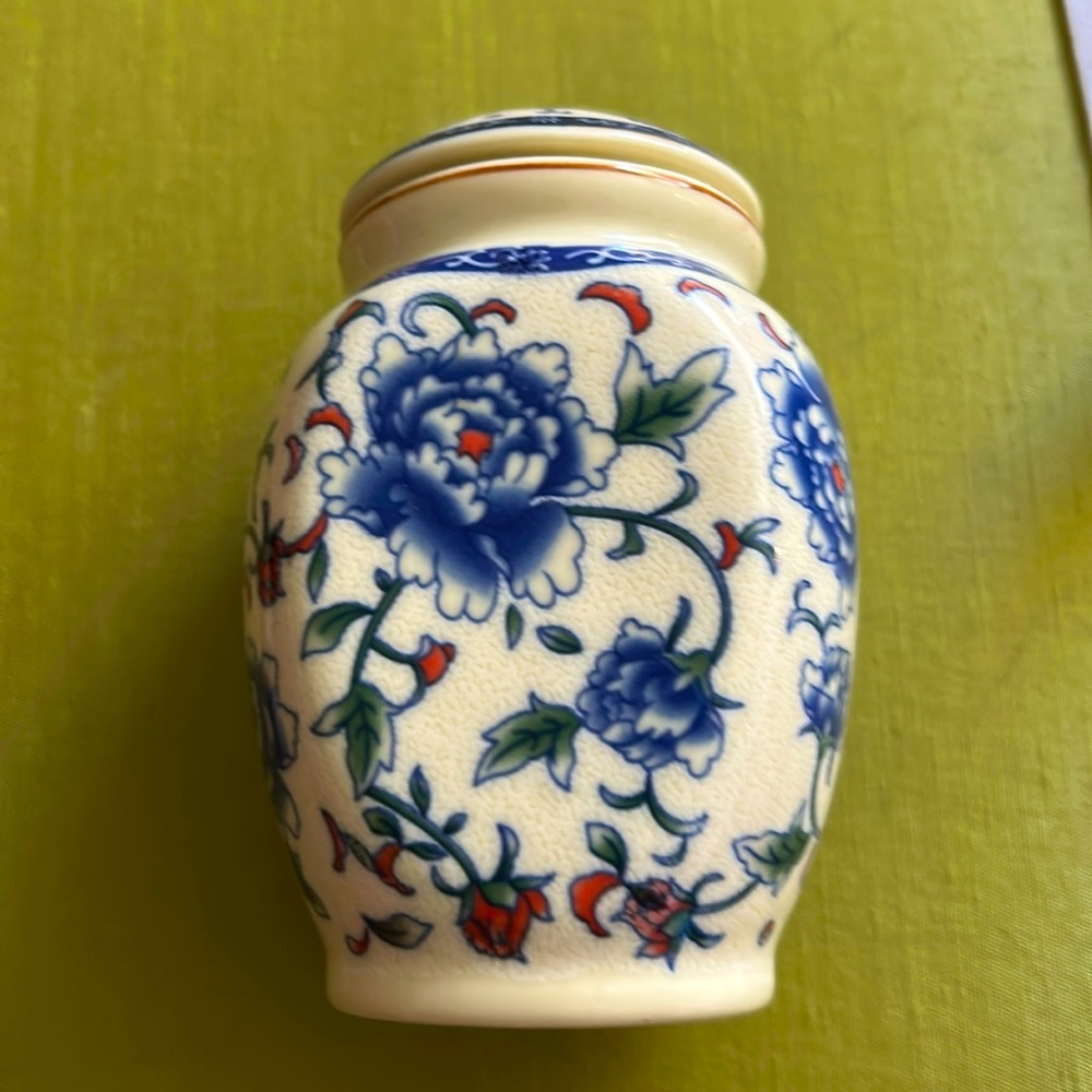 Vintage Porcelain Tryeh Asian Tea Jar